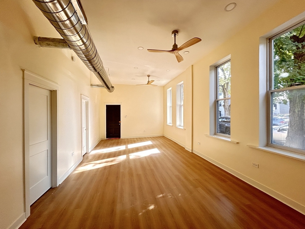 2057 W Roscoe Street - Photo 9