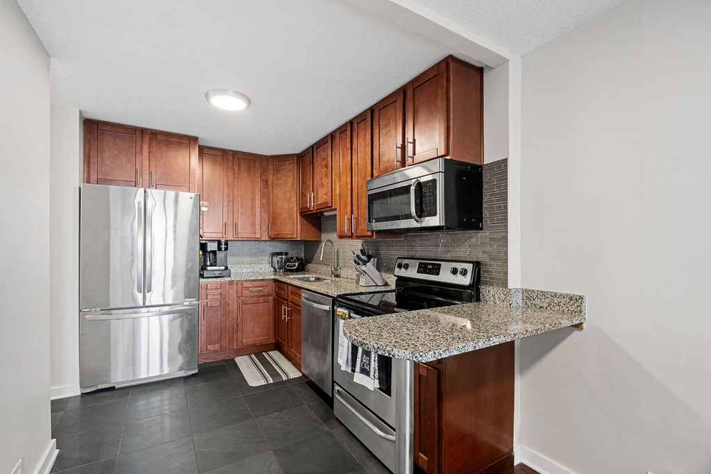 899 S Plymouth Court - Photo 4
