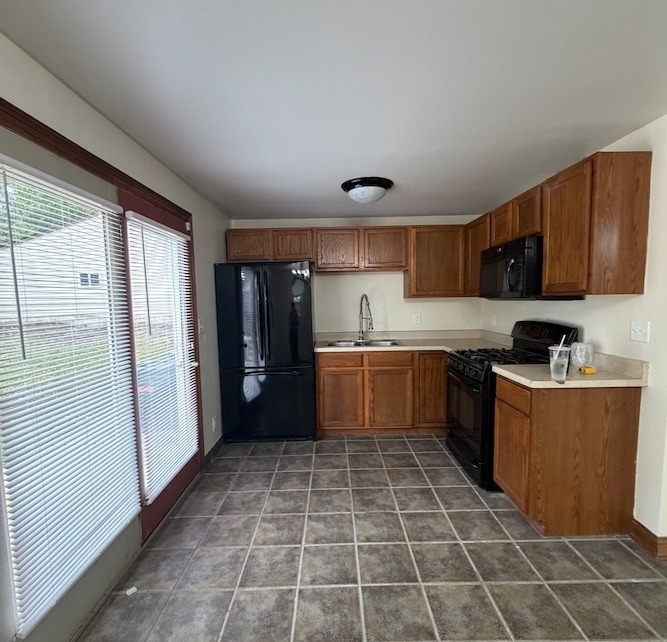 1724 Lyran Avenue - Photo 2
