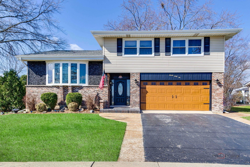 2042 S Goebbert Road - Photo 0