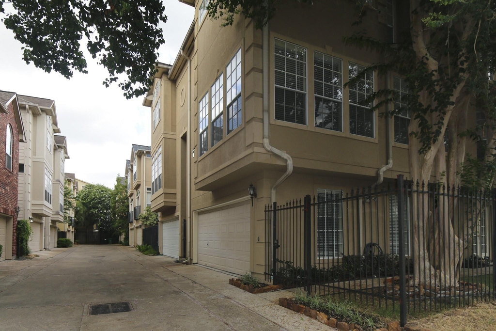 5302 Blossom Street - Photo 0