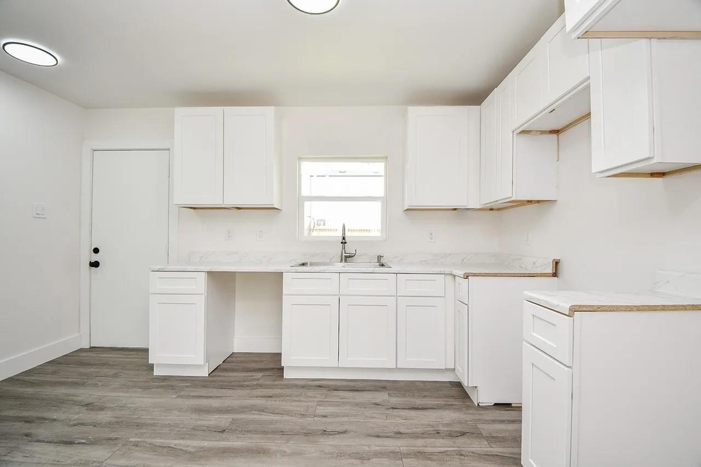 4223 Elmwood Street - Photo 2