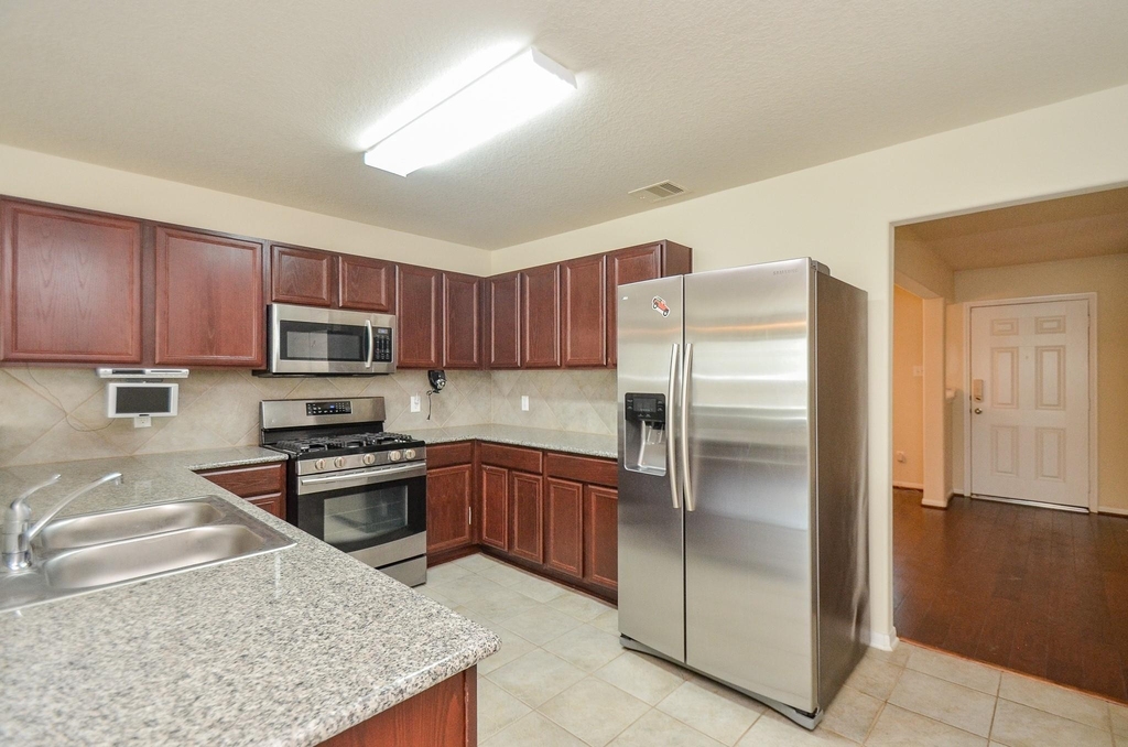 12506 Greencanyon Drive - Photo 4