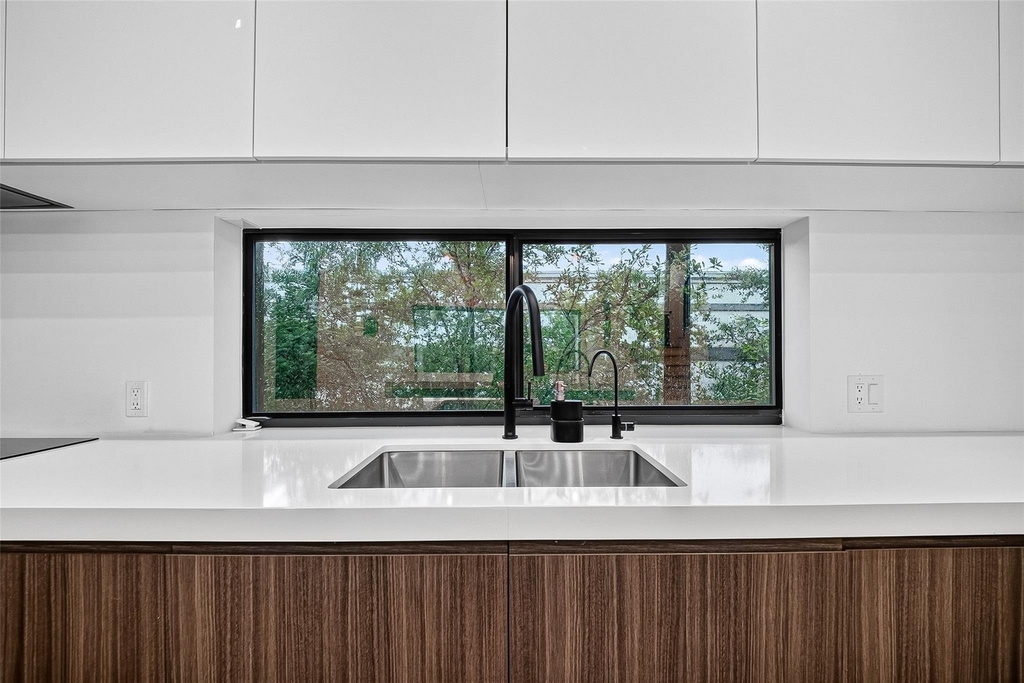 807 Memorial Heights Drive - Photo 18