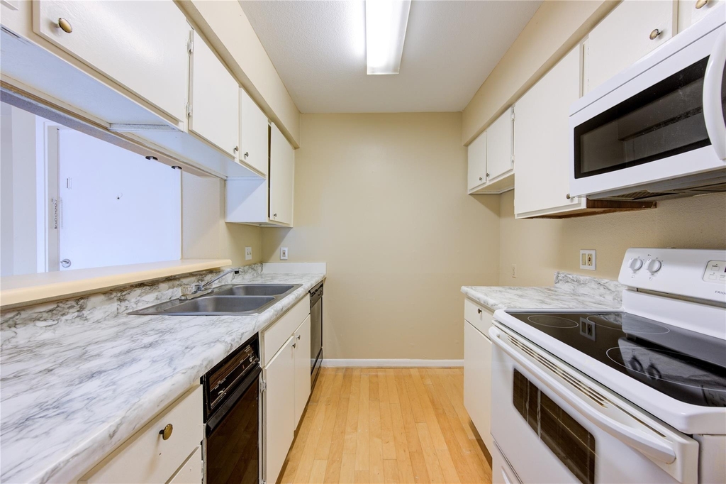 3055 Walnut Bend Lane - Photo 8