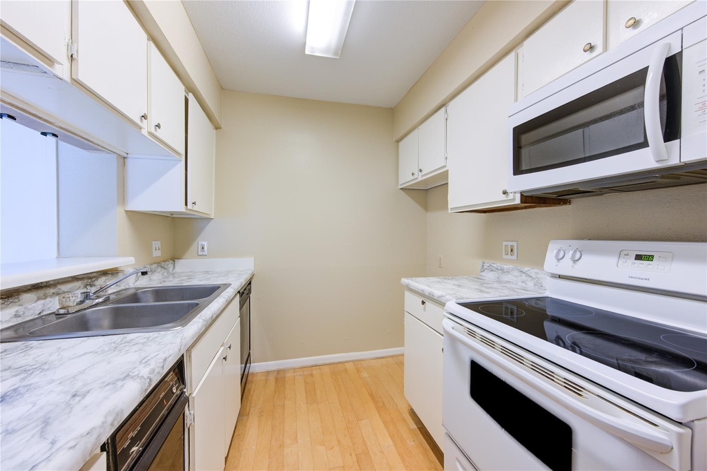 3055 Walnut Bend Lane - Photo 9