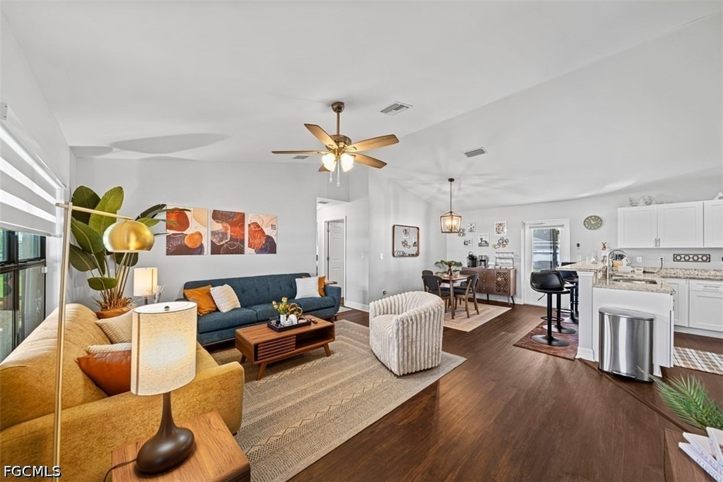 522 Ne Van Loon Lane - Photo 0