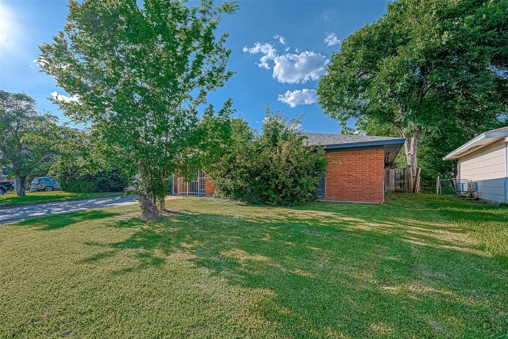 4307 Akard Street - Photo 5