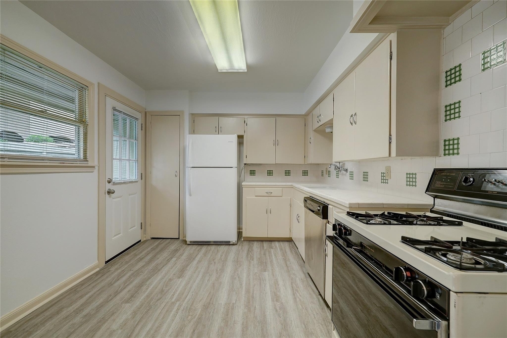 5411 Evergreen Street - Photo 2