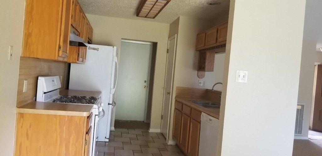 2822 Chimneystone Drive - Photo 10