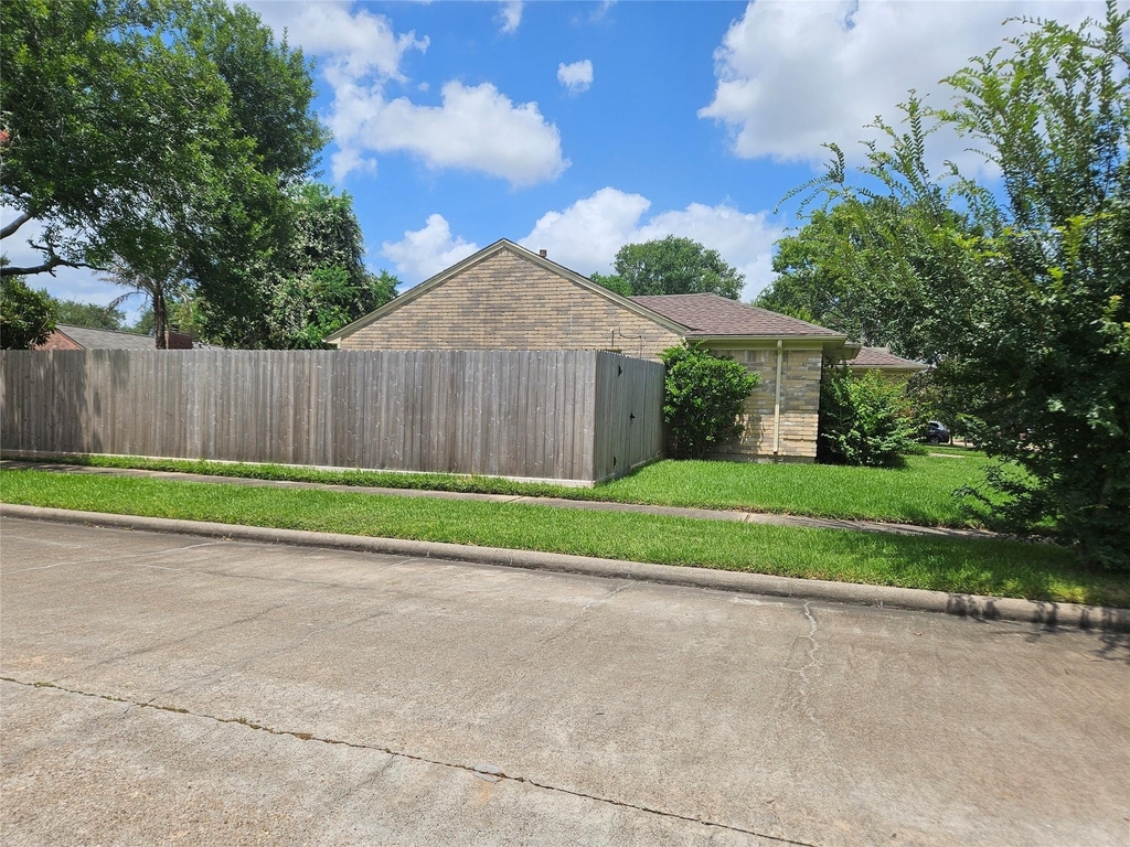 2822 Chimneystone Drive - Photo 3