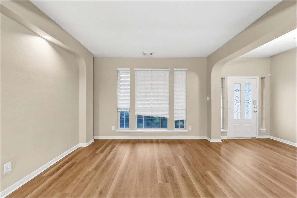3007 Valiant Elm Street - Photo 6