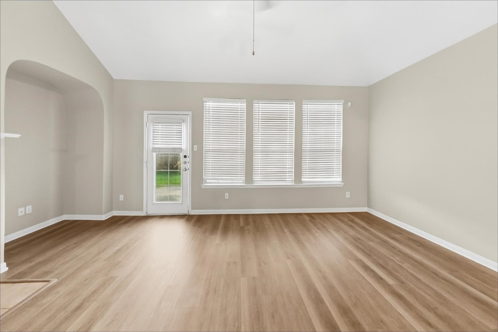 3007 Valiant Elm Street - Photo 5