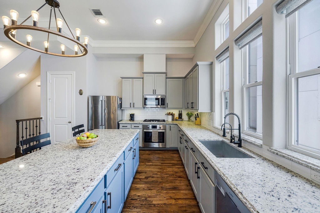 253 E 27th Street - Photo 2