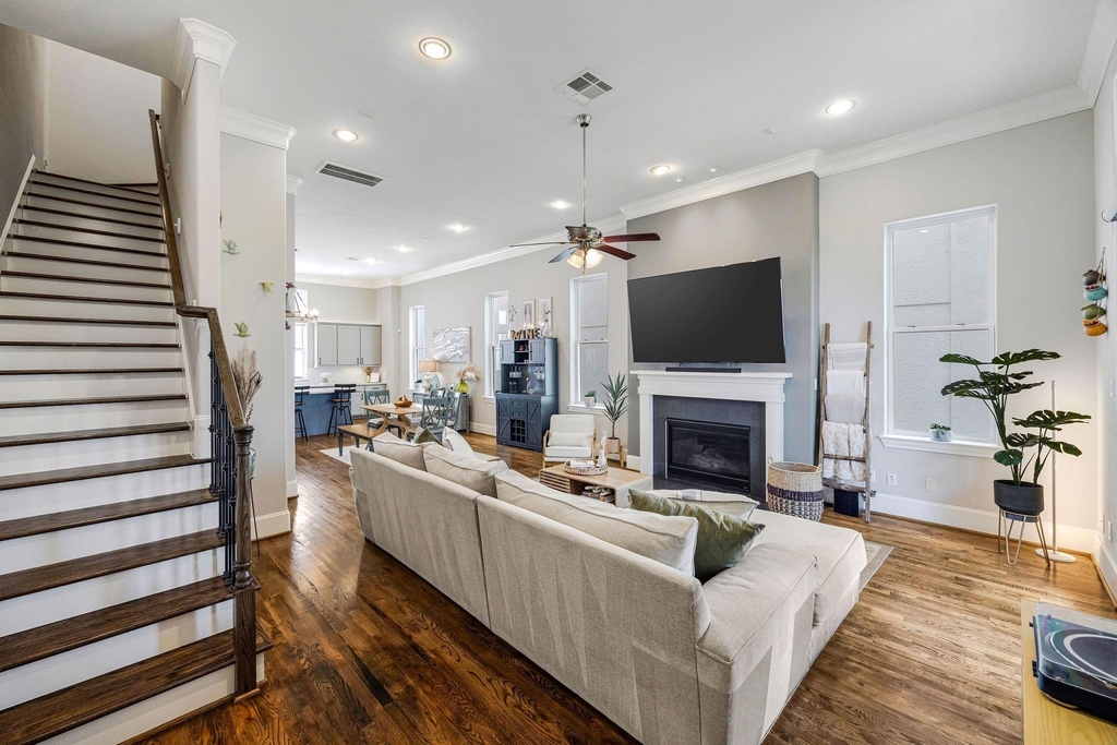 253 E 27th Street - Photo 8