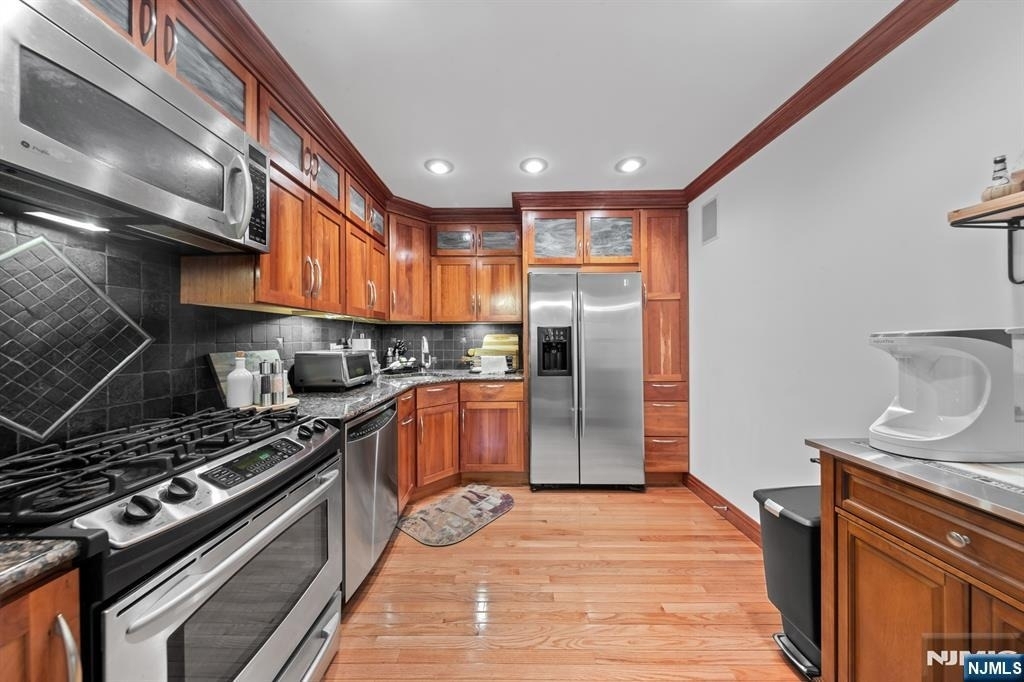208 Cambridge - Photo 6