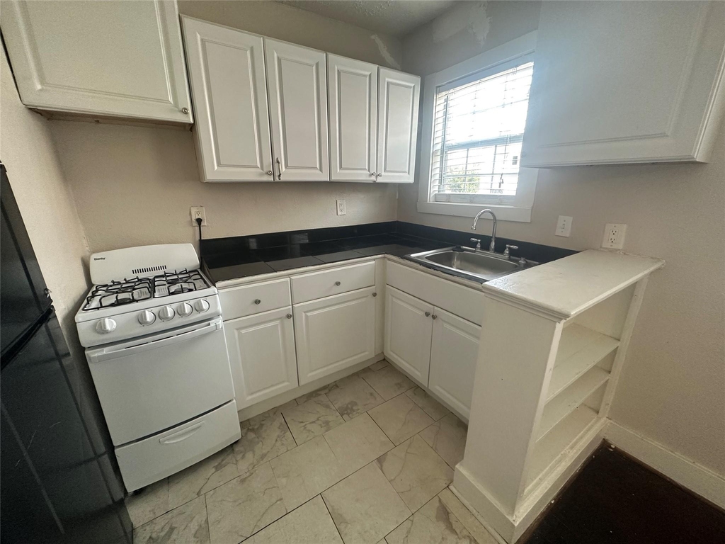 1624 Holman Street - Photo 5