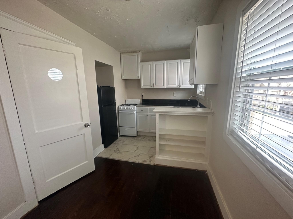 1624 Holman Street - Photo 4