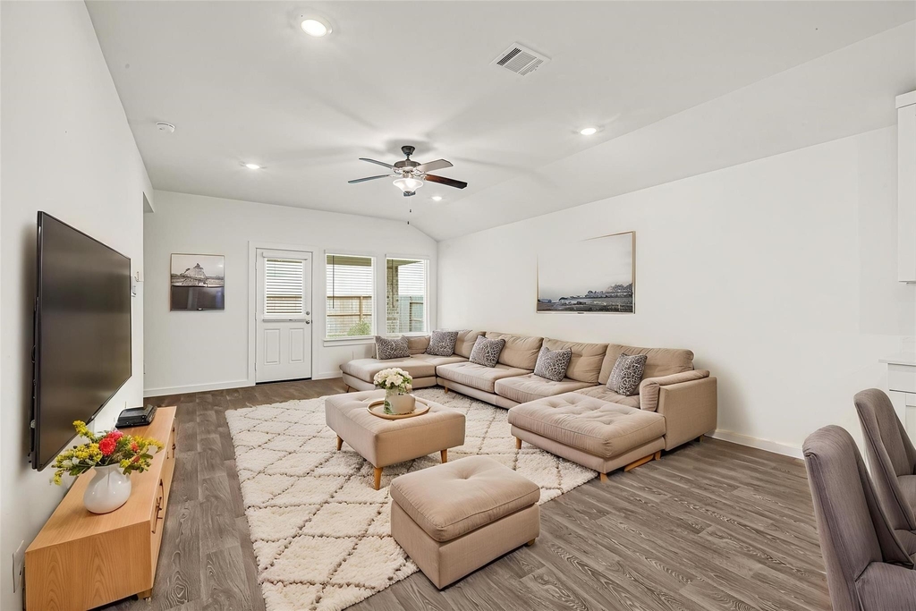1015 Blue Stone Drive - Photo 3