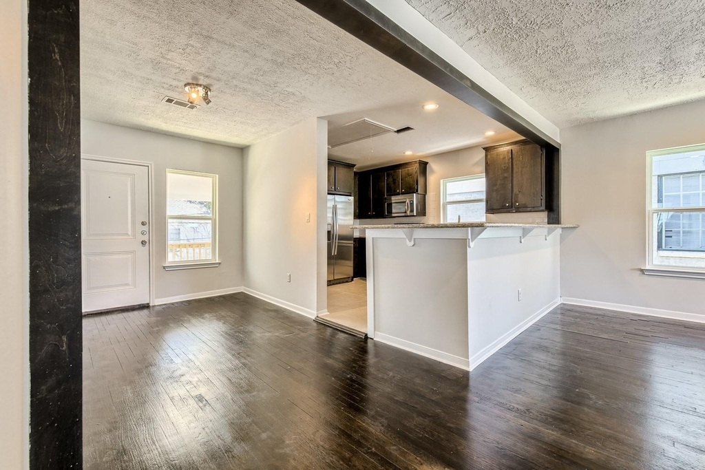 519 W Clay Street - Photo 1