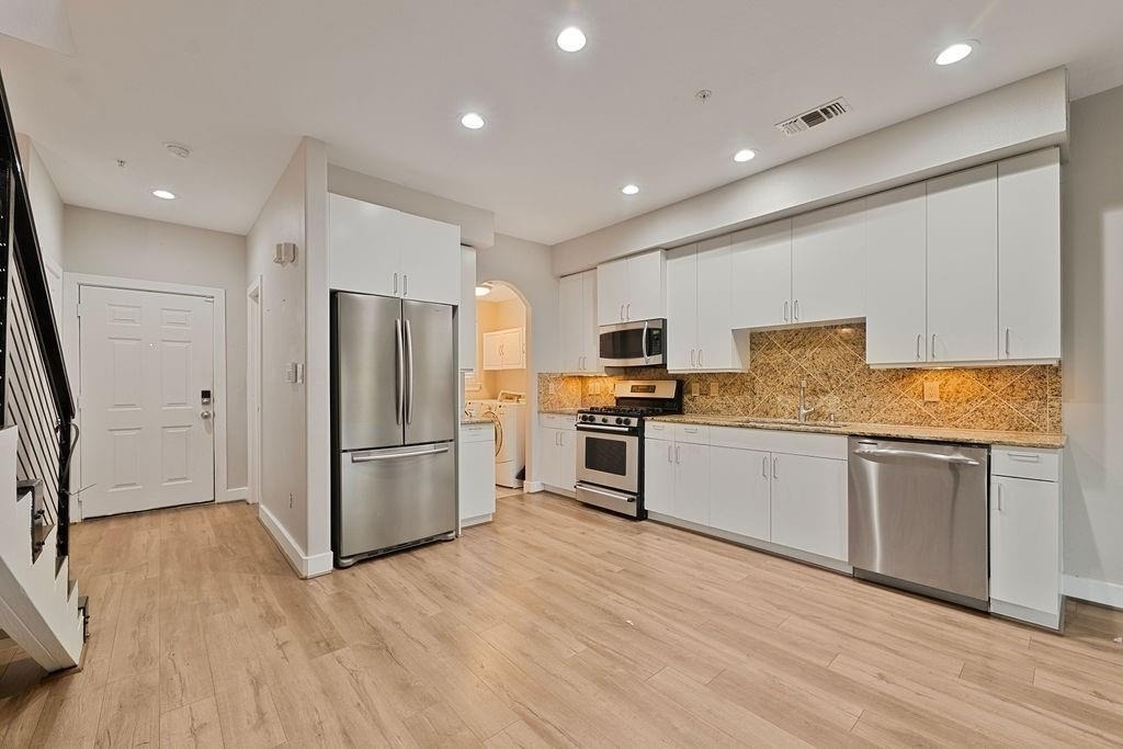 1616 Elgin Street - Photo 3