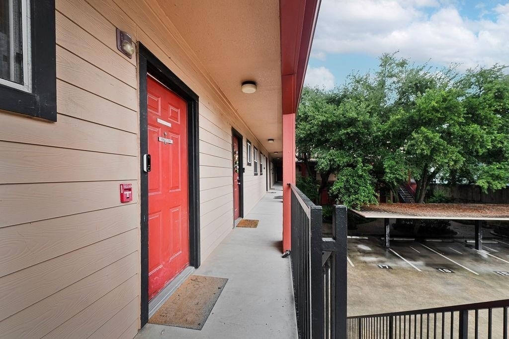 1616 Elgin Street - Photo 2