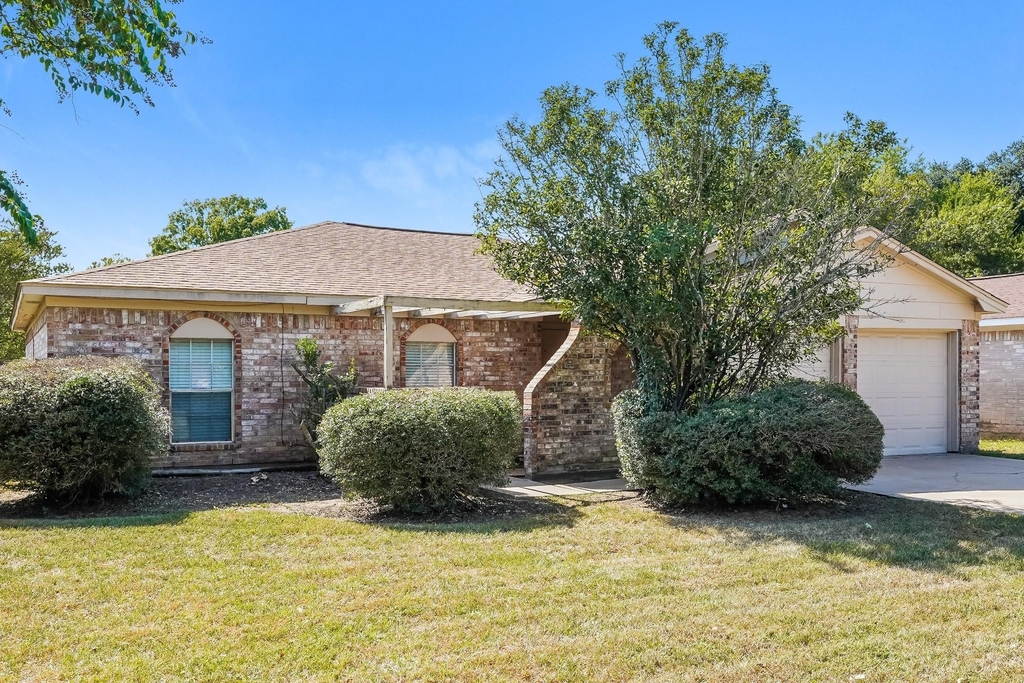 2515 Village Circle Drive - Photo 1