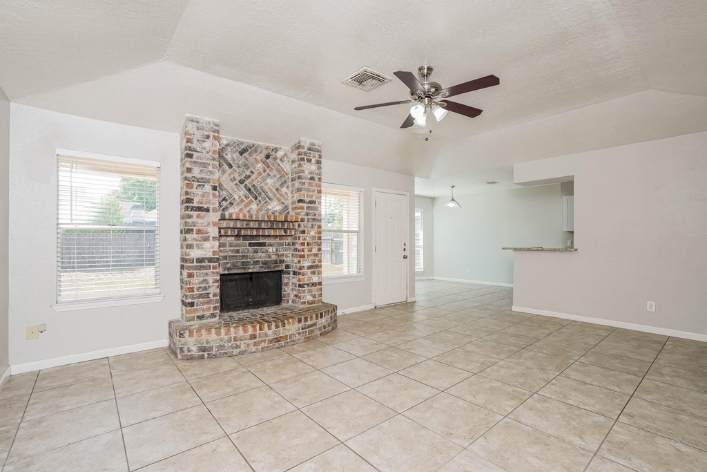 2515 Village Circle Drive - Photo 3