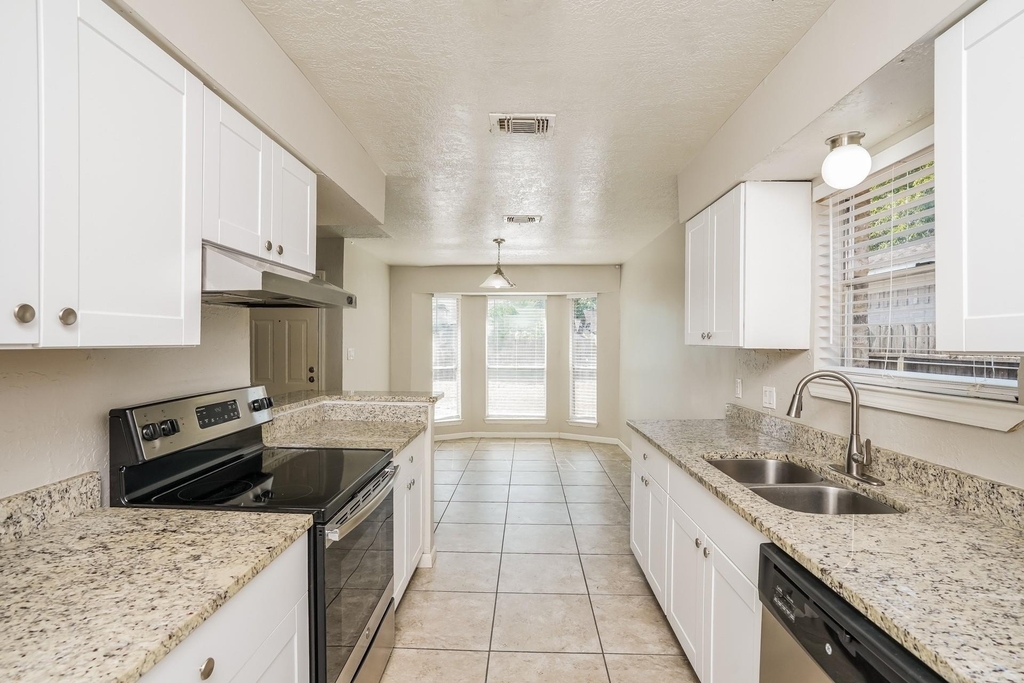 2515 Village Circle Drive - Photo 6