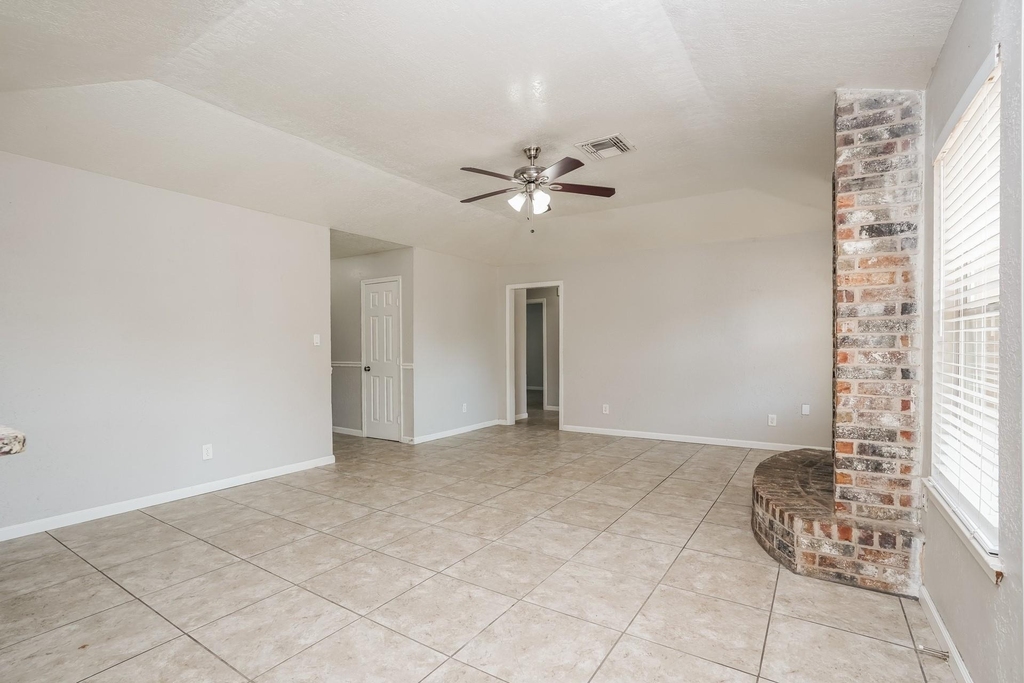2515 Village Circle Drive - Photo 2