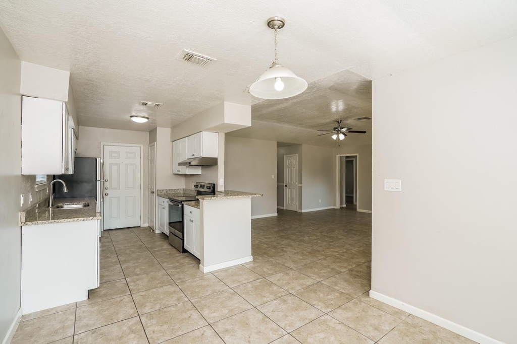 2515 Village Circle Drive - Photo 4