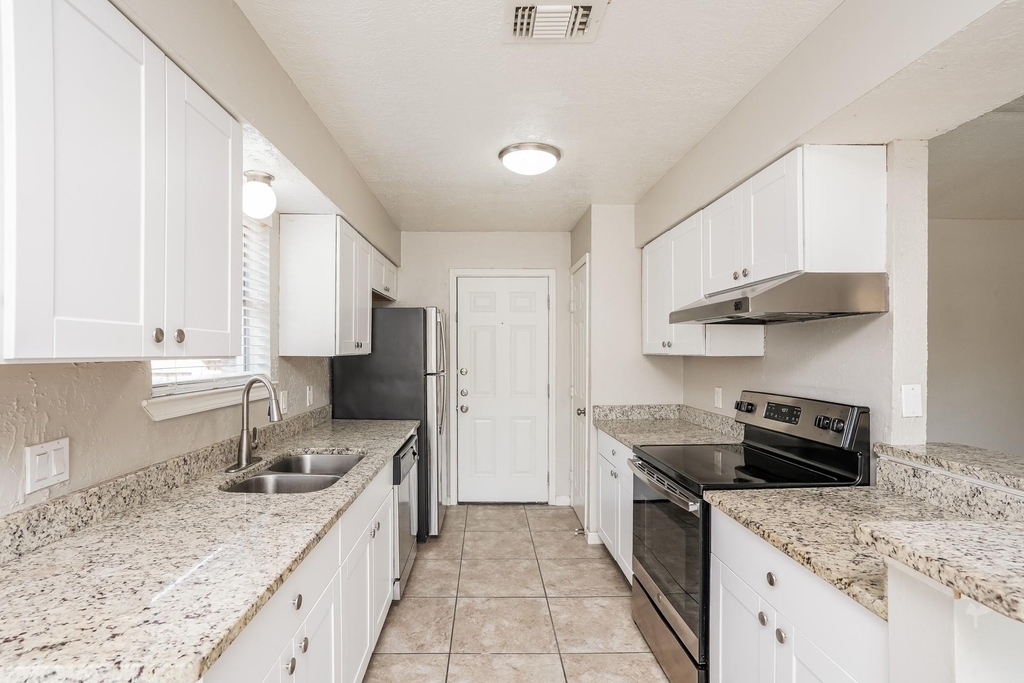 2515 Village Circle Drive - Photo 7
