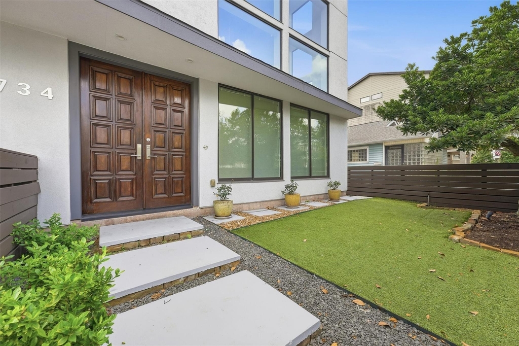 734 E 8th Street - Photo 1