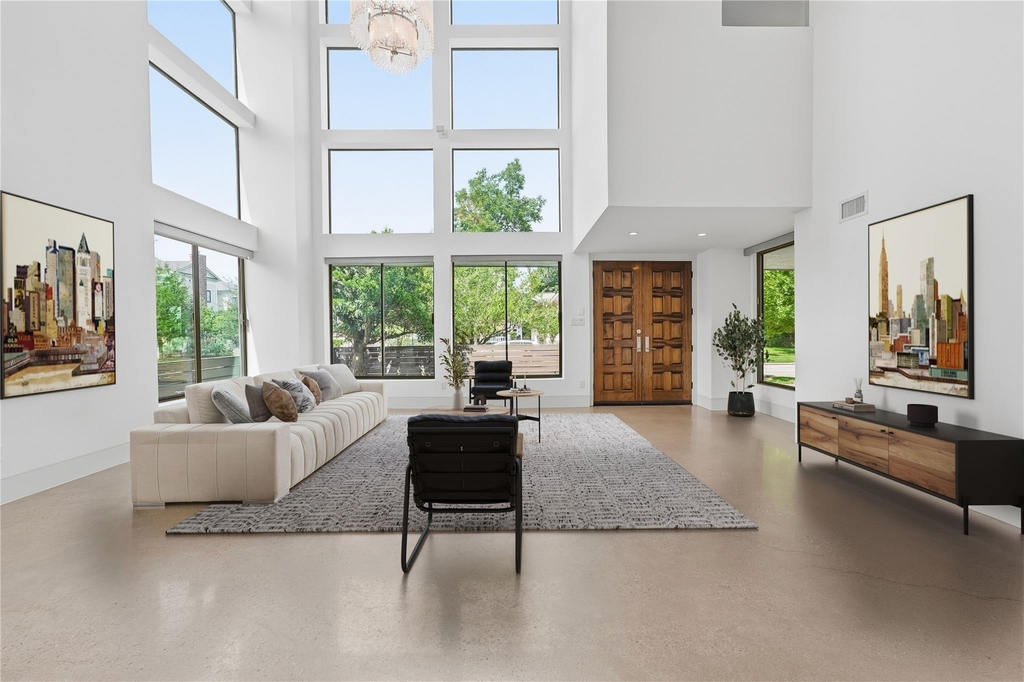 734 E 8th Street - Photo 3