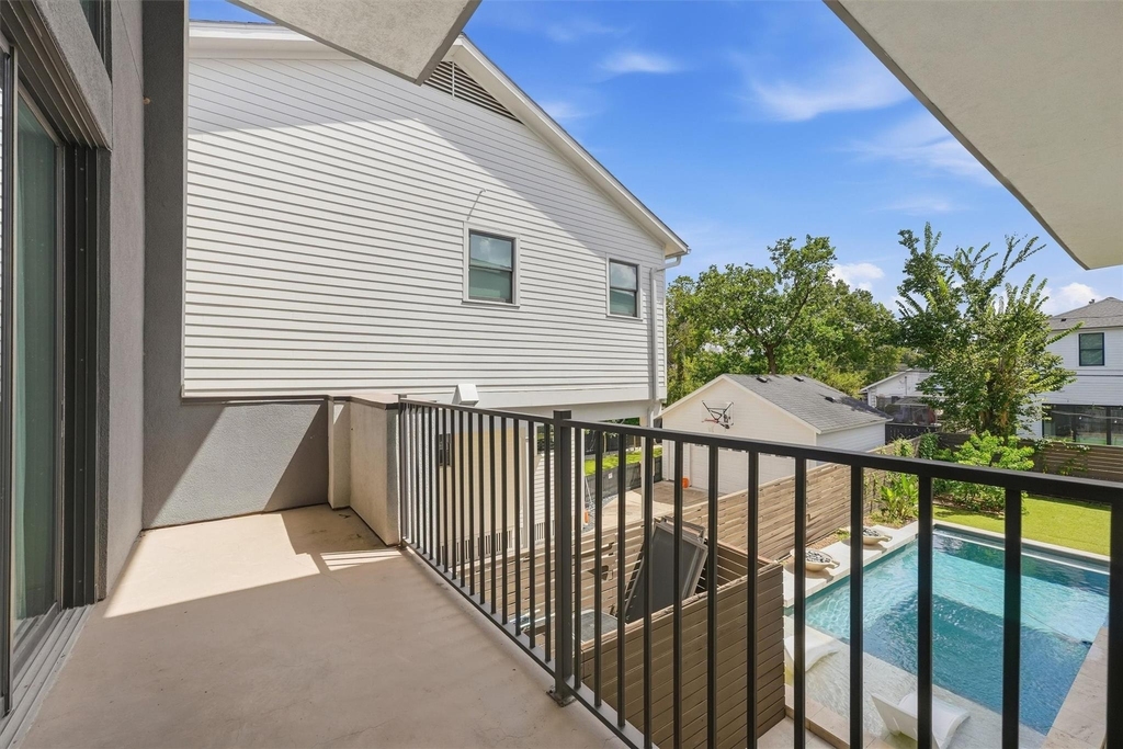 734 E 8th Street - Photo 11