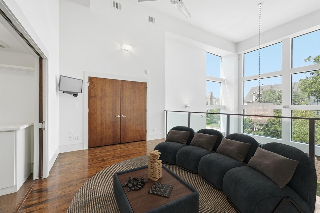 734 E 8th Street - Photo 14