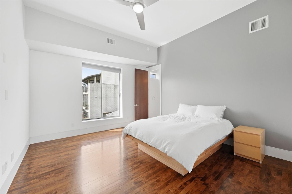 734 E 8th Street - Photo 17