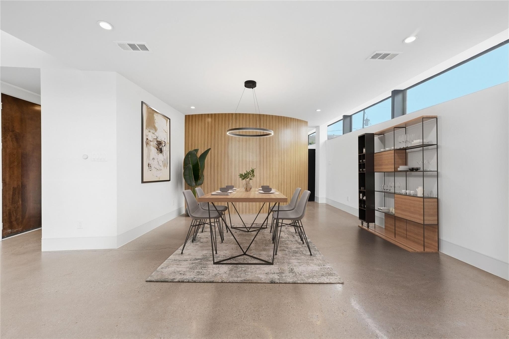 734 E 8th Street - Photo 4
