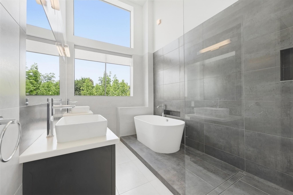 734 E 8th Street - Photo 13