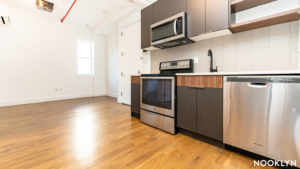238 Pulaski St - Photo 1