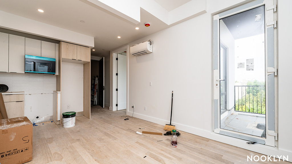146 Scholes St - Photo 3