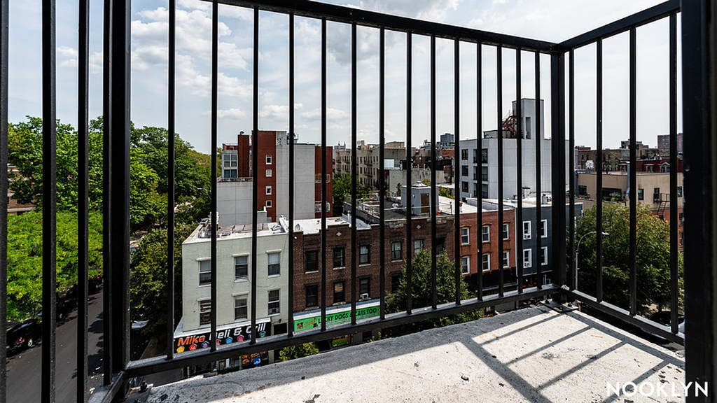 146 Scholes St - Photo 4