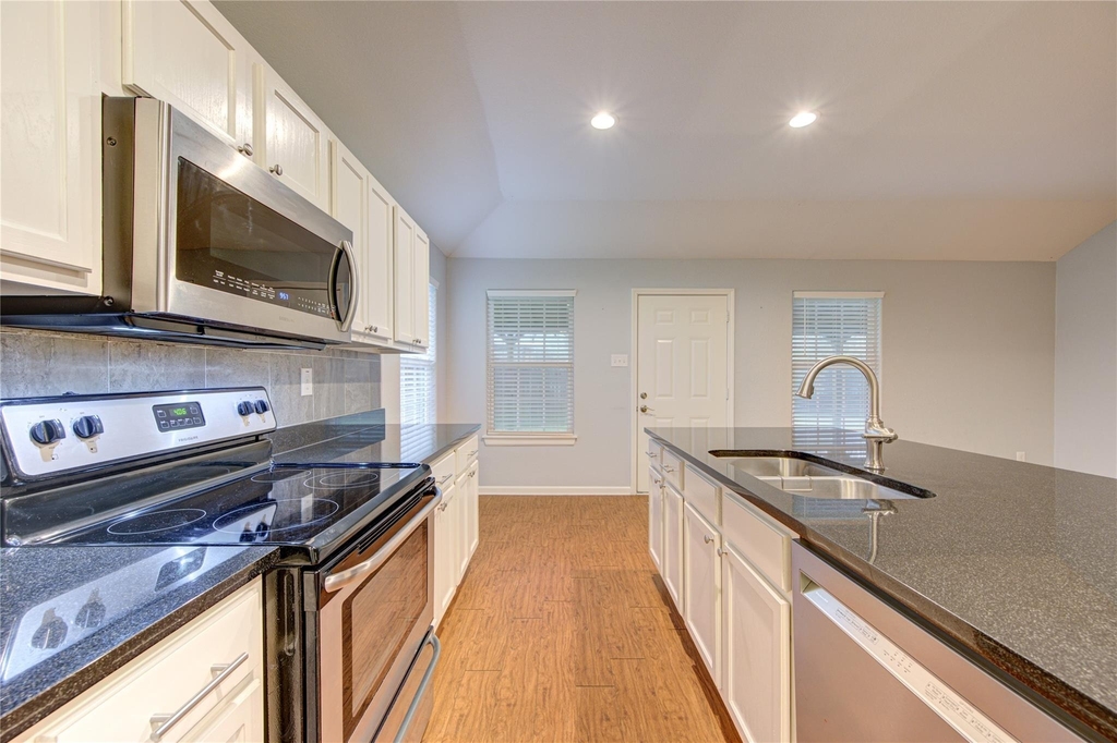 503 W Linney Street - Photo 4
