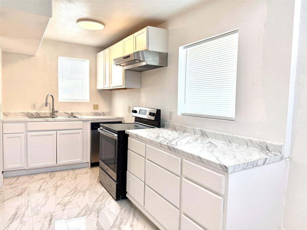 421 Sidney Street - Photo 3