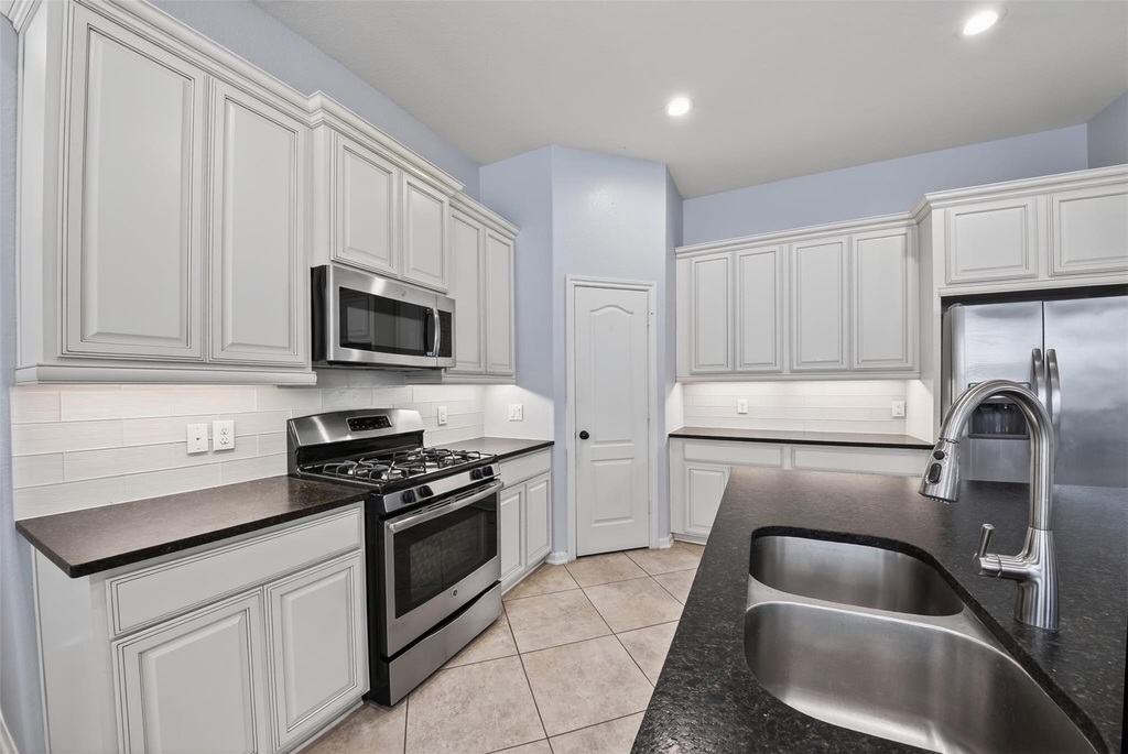 8922 Pinenut Drive - Photo 16