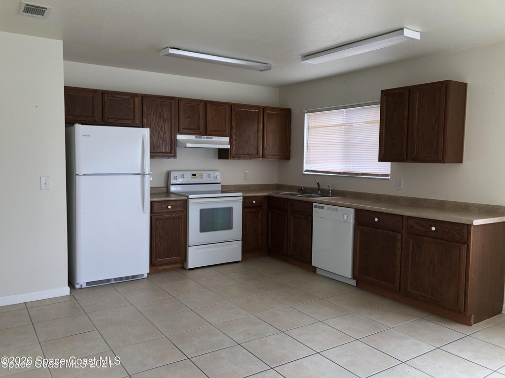 2140 Clover Street Ne - Photo 2