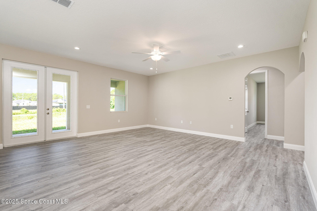 3187 Topsey Avenue Se - Photo 7
