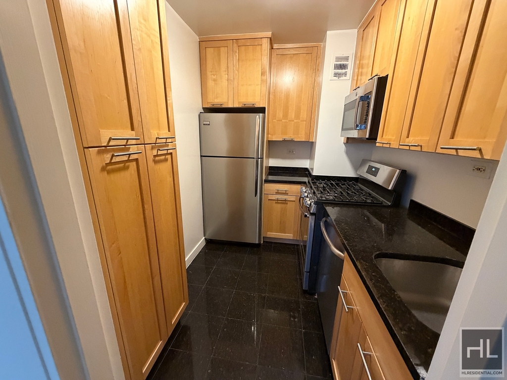 East 79th Street - Photo 6