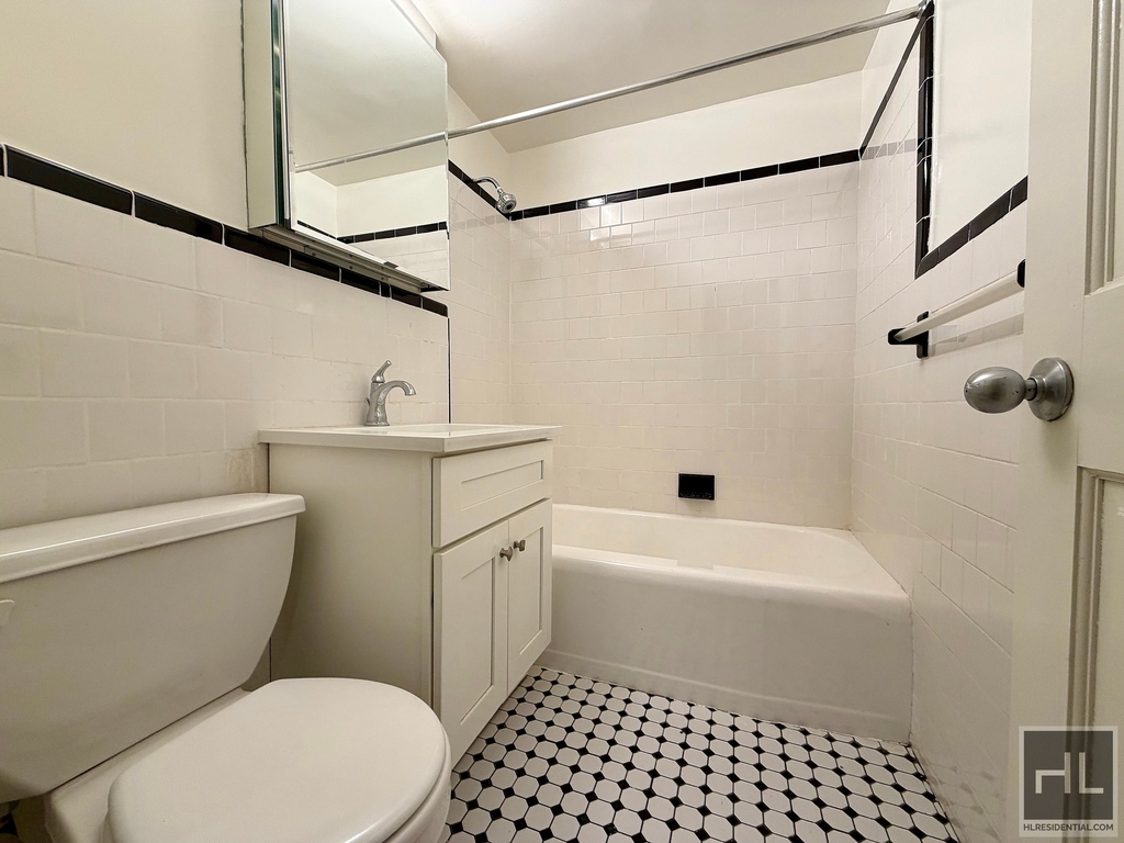 East 55 Street - Photo 3