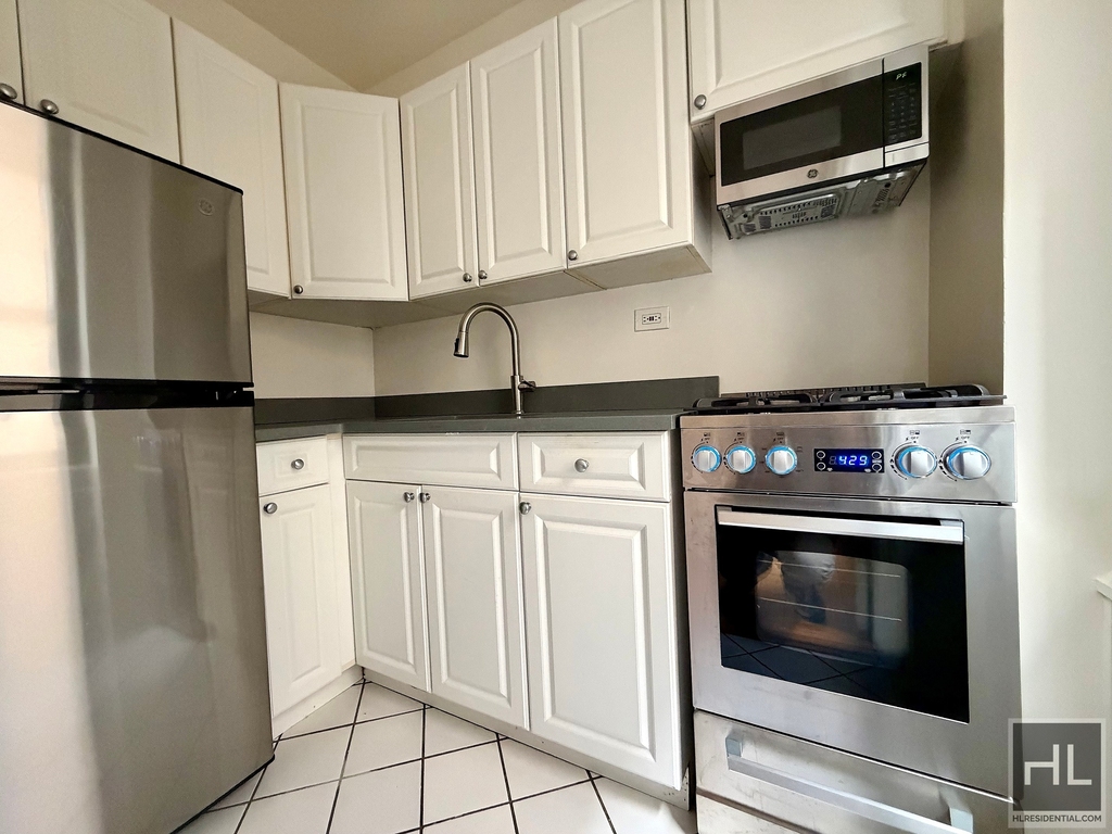 East 55 Street - Photo 2